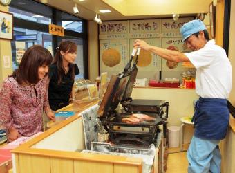 【お土産：鈴円本舗】地元産の新鮮な魚介類を使用した焼きたて煎餅をどうぞ。