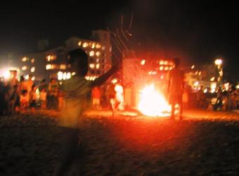 【キッズアドベンチャー：キャンプファイヤー】夜はみんなで浜辺のナイトカーニバル！